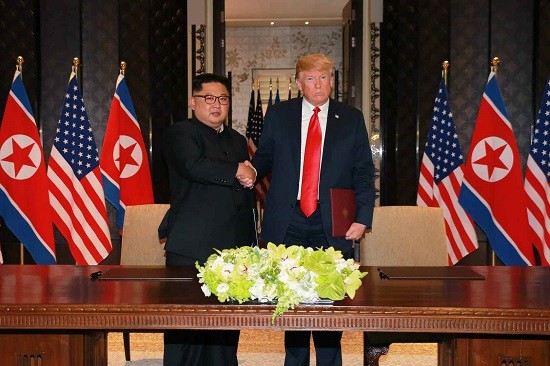 도널드 트럼프 미국 대통령(오른쪽)과 김정은 북한 위원장이 북미 정상회담에서, 4‧27 남북 판문점 정상회담의 내용을 확인했다. 이에 따라 남북 경제협력도 순차적으로 확대될 전망인 가운데, 효율적인 북한 경제 개방을 위해 평양증권거래소가 필요하다는 주장이 제기돼 주목된다. 지난 12일 싱가포르 북미 정상회담 모습. (사진=연합뉴스)