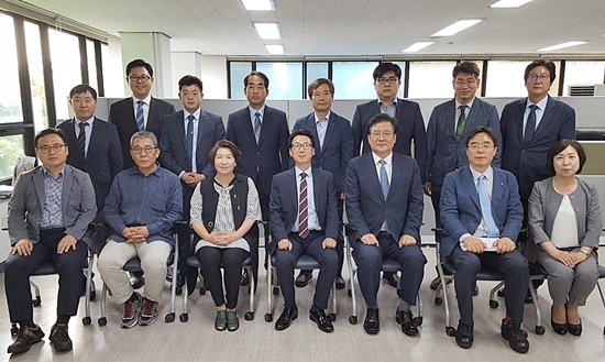 최종환 파주시장 당선인(가운데) 등 파주시 민선7기 인수위원