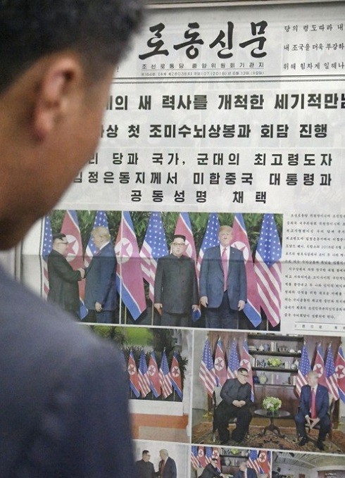 UN의 대북 제재 해제 후 북한 경제 개발을 위해서는 외자 유치와 기업의 주식, 채권 발행 등을 위해 평양증권거래소가 필요하다는 계획이 설득력을 얻고 있다. 지난 13일 평양 지하철역에서 한 시민이 북미 정상회담을 보도한 북한 신문을 보고 있는 모습. (사진=연합뉴스)
