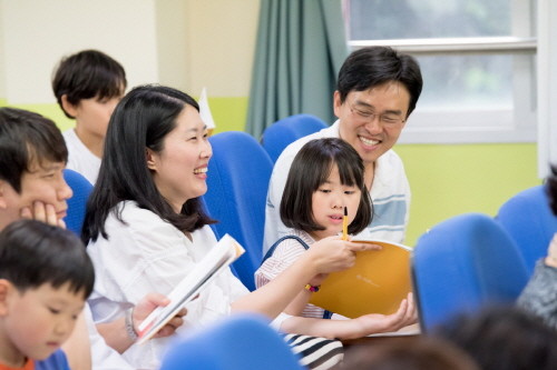후암초등학교 학부모와 학생이 게임소통교육에 참여하고 있다. (사진=넷마블문화재단)