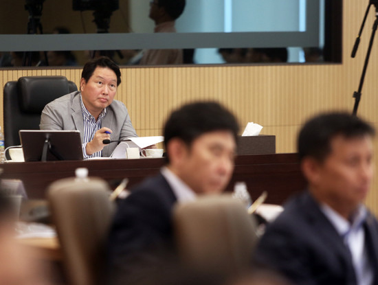 최태원 SK그룹 회장이 26일 경기 이천 SKMS연구소에서 열린 2018 확대경영회의에서 글로벌 성장과 일하는 방식의 혁신에 대한 각 관계사 CEO들의 발표 내용을 듣고 있다. (사진=SK그룹)