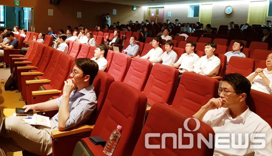 지난 25일 NH투자증권 여의도 본사에서 열린 ‘대격변의 한반도’ 포럼에는 남북경협주에 대한 기대감을 반영해, 100여명의 증권업계 관계자들과 투자자들이 모여 관심을 보였다. (사진=손정호 기자)