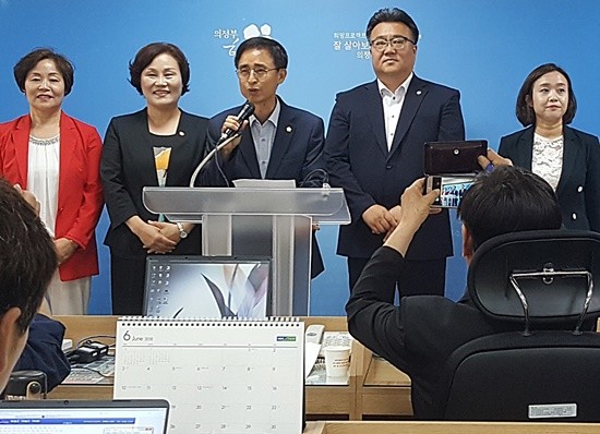 제8대 의정부시의회 자유한국당 시의원들(사진= 김진부 기자)