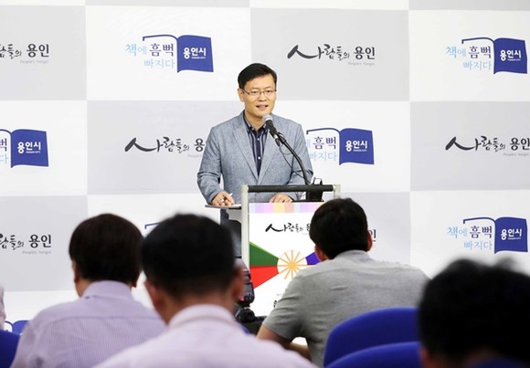 용인 시정기획추진단 조재헌 대변인이 브리핑을 하고 있다.
