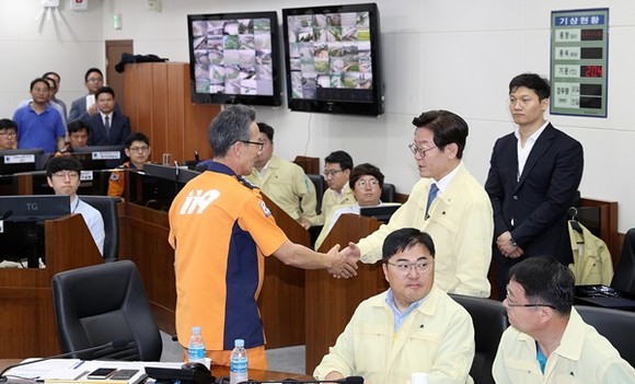 1일 오전 이재명 경기도지사가 취임선서와 태풍 대비 긴급점검회의에 앞서 경기도 재난상황실에서 간부공무원들과 인사를 나누고 있다.(사진=경기도)
