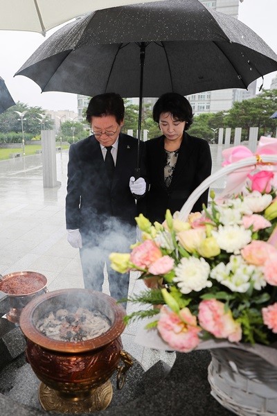 1일 오전 수원시 현충탑에서 이재명 경기도지사와 부인 김혜경 여사가 현충탑 참배를 하고 있다.(사진=경기도)