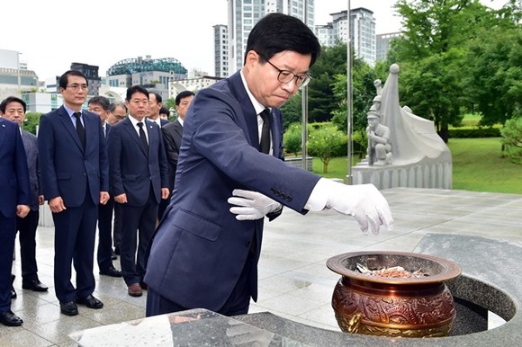 염태영 수원시장이 2일 아침 현충탑을 찾아 분향하고 있다.(사진=수원시)