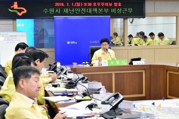 2일 아침 재난 대비 점검회의를 주재하고 있는 염태영 수원시장