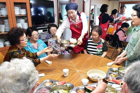 염태영 수원시장이 송죽동 녹색복지회 경로식당에서 무료급식 봉사를 하고 있다.(사진=수원시)