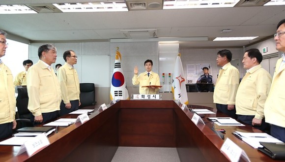 서철모 화성시장이 2일 재난상황실에서 연린 안전 대책회의에서 취임선서를 하고 있다.(사진=화성시)