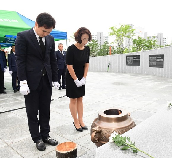 서철모 화성시장이 송산동 현충탑에서 참배를 하고 있다.(사진=화성시)