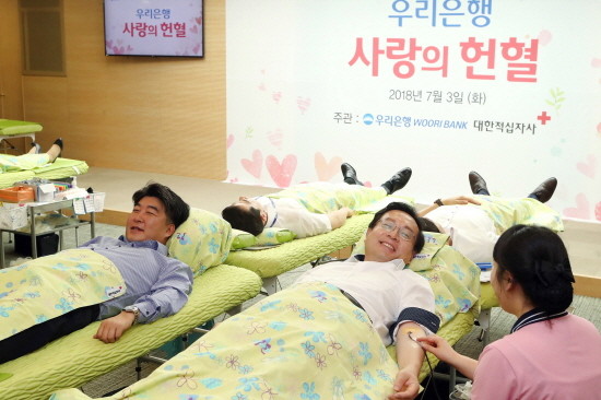 손태승 우리은행장(오른쪽)과 박필준 노조위원장(왼쪽)이 3일 우리은행 본점에서 직원들과 함께 헌혈을 하고 있다. (사진=우리은행)