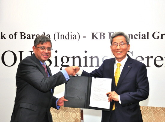 왼쪽부터 Baroda 은행장 Shri P.S. Jayakumar(자야쿠마), KB금융그룹 회장 윤종규. (사진=KB금융)
