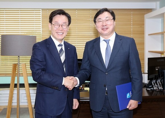 10일 오전 이재명 경기도지사가 집무실에서 이화영 경기도 연정부지사에게 임용장을 수여하고 기념촬영을 하고 있다.(사진=경기도)