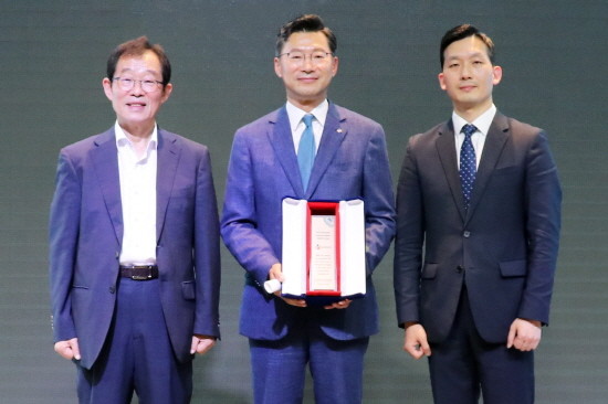 (왼쪽부터) 이용득 더불어민주당 국회의원, 신동휘 CJ대한통운 부사장, 김정훈 UN지원SDGs한국협회 사무대표가 함께 시상식에서 기념촬영을 하고 있다. (사진=CJ대한통운)