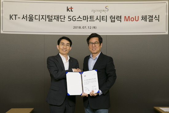 이용규 KT 5G사업본부 상무(왼쪽)와 이치형 서울디지털재단 이사장이 기념촬영 하는 모습 (사진=KT)