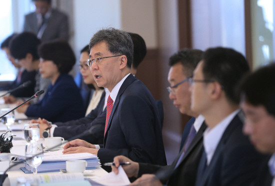 김현종 통상교섭본부장은 미국의 ‘무역확장법 232조’ 자동차 조사에 대한 공동 대응을 모색하기 위해 오는 27일까지 캐나다, 미국, 멕시코를 방문한다. 지난 16일 열린 제11차 통상교섭민간자문위원회에서 발언하고 있는 김현종 통상교섭본부장. (사진=연합뉴스)