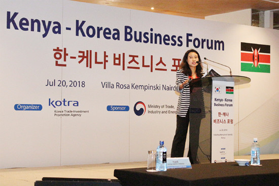 KT 관계자가 한국-케냐 비즈니스 포럼’에서 케냐와 함께 추진 중인 감염병 확산방지 프로젝트 사례를 발표하고 있다. (사진=KT)