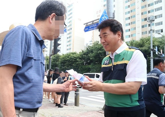 백군기 용인시장이 시민들에게 냉장 생수를 나눠주고 있다.