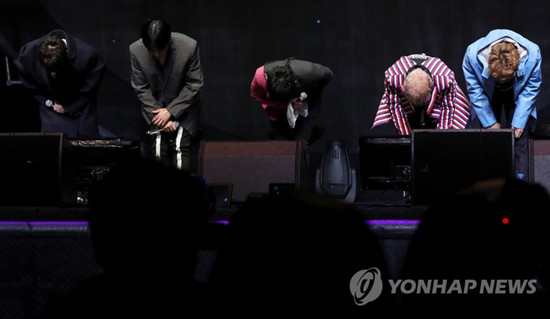 비스트에서 팀명을 바꾼 그룹 하이라이트가 지난해 3월 첫 미니앨범 '캔 유 필 잇?(CAN YOU FEEL IT?)' 발매 기념 쇼케이스에서 인사하는 모습 (사진=연합뉴스 제공)