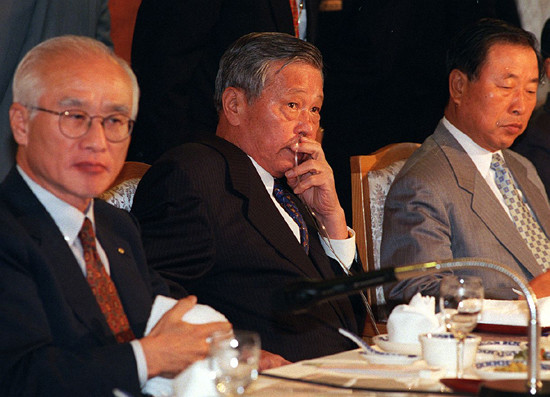 폐암수술을 받은 故 최종현 회장(가운데)이 IMF 구제금융 직전인 1997년 9월, 산소 호흡기를 꽂은 채 전경련 회장단 회의에 참석해 경제위기 극복방안을 논의하고 있다. (사진=SK그룹)