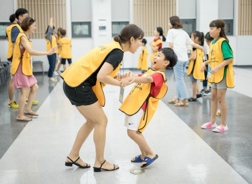 넷마블게임소통교육 가족캠프 참가가족이 프로그램을 함께하며 즐거운 시간을 보내고 있다. (사진=넷마블문화재단)