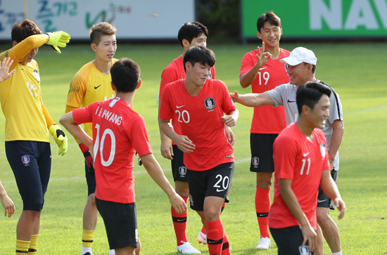 2018 자카르타-팔렘방 아시안게임에 출전하는 남자 축구 대표팀 선수들이 10일 파주 NFC에서 훈련하는 모습 (사진=연합뉴스 제공)