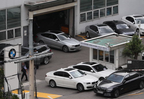 서울시내 한 BMW서비스센터가 점검을 마친 치량과 점검을 앞둔 차량으로 붐비고 있다. (사진=연합뉴스)
