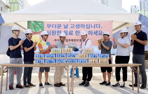 부영 입주예정자협의회가 건설현장에 음료를 전달하고 있다. (사진=부영그룹)
