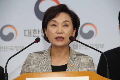 김현미 국토교통부 장관은 14일 "긴급 안전진단을 받지 않은 BMW 리콜 대상 차량에 대해 점검명령과 함께 운행정지명령을 발동해 달라"고 전국 지방자치단체장에게 공식 요청하는 대국민 담화문을 발표했다. (사진=연합뉴스)