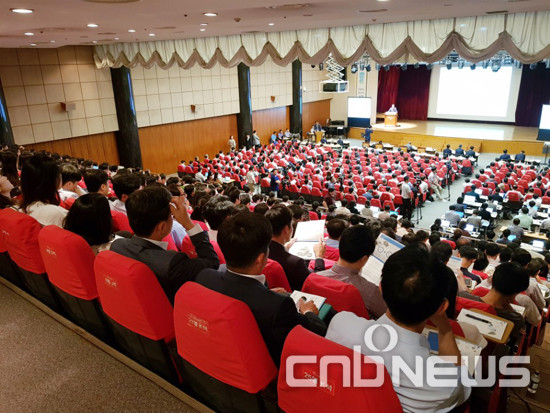 김정태 하나금융그룹 회장이 함영주 하나은행장, 이진국 하나금융투자 사장과 함께 평양에서 국제유소년 축구대회를 관람하고 돌아왔다. 하나금융의 대북 금융사업에 탄력이 붙을지 주목되고 있다. 지난 7일 서울 여의도 하나금융투자 본사에 열린 ‘한반도 통일경제 포럼’ 모습. 이 포럼에서 하나금융은 ‘대북경협 실무협의체’ 사업 계획을 공개했다. (사진=손정호 기자)