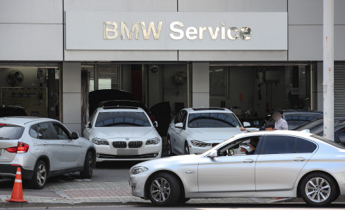 BMW 디젤 엔진 리콜(결함 시정)이 시작된 20일 오전 서울 송파구의 한 BMW 공식서비스 센터가 리콜과 안전 점검을 받으려는 차량으로 붐비고 있다. (사진=연합뉴스)