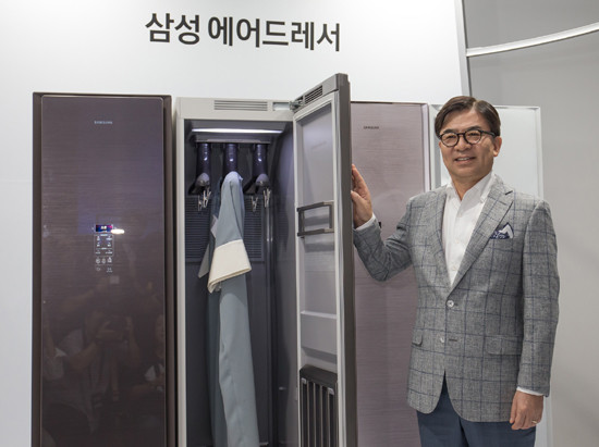 삼성전자 CE부문 대표이사 김현석 사장이 에어드레서를 선보이고 있다. (사진=삼성전자)