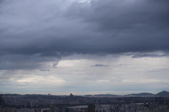 24일 오전 남산서울타워에서 바라본 서울 하늘 (사진=연합뉴스 제공)