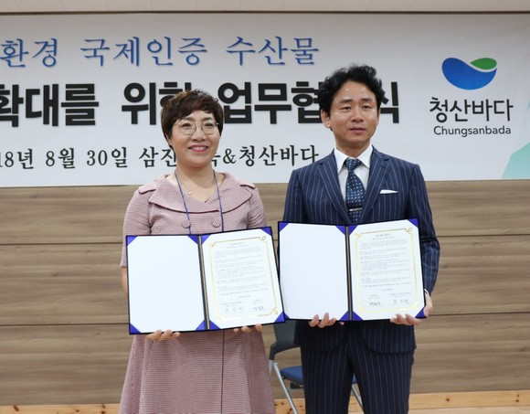 삼진어묵 이만식 부사장(오른쪽), 청산바다 위지연 대표. (사진=삼진어묵)