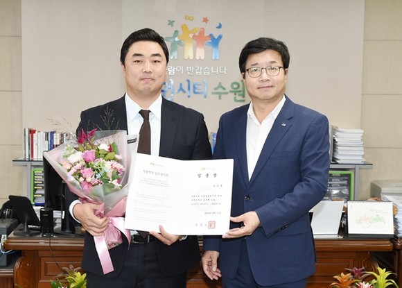 임용장 수여 후 염태영 수원시장(오른쪽)이 김도윤 감독이 기념촬영을 하고 있다.(사진=수원시)