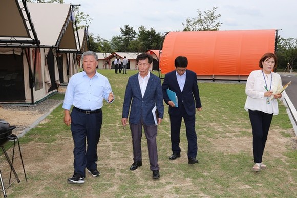 현장 방문을 통해 현안사항에 대한 해결책을 찾기 위해 분주한 우석제 안성시장(사진=안성시)