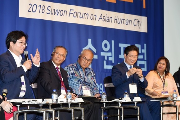 염태영 수원시장이 도시 정상들과의 대화에서 발언하고 있다.(사진=수원시)