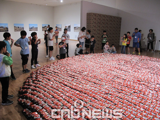 초등학생 단체 관람객이 초코파이를 먹고 있다. (사진=선명규 기자)