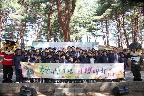 3일, 육군 51사단에서 진행된 호국문예행사에 참가한 학생들과 장병이 기념사진을 촬영하고 있다.(사진=51보병사단)
