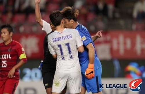 가시마 앤틀러스 권순태(오른쪽)가 수원 임상협에게 박치기하고 있다. (한국프로축구연맹. 사진제공=연합뉴스)