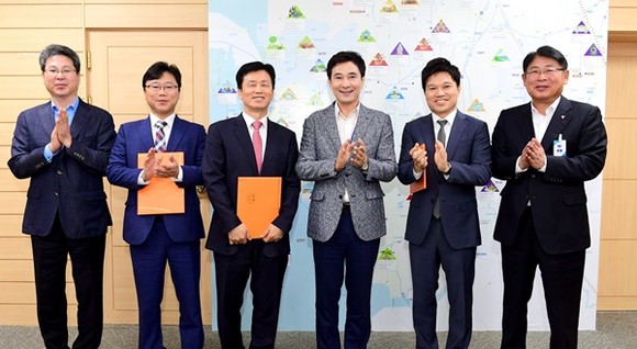 사진 왼쪽부터 이병열 예산법무과장, 최성용 변호사, 오재창 변호사, 서철모 화성시장, 김기표 변호사, 최현길 기획조정실장(사진=화성시)