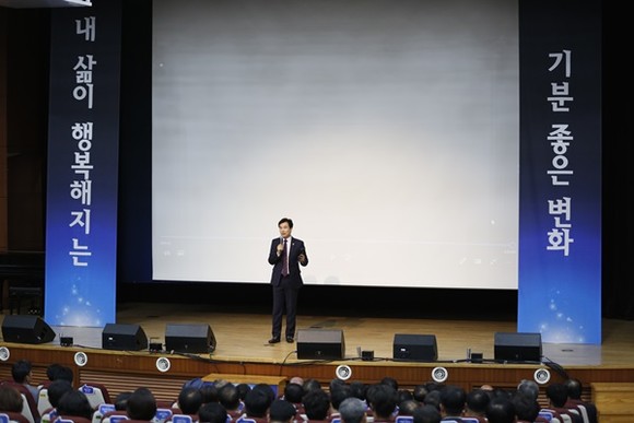 10일 시청 대강당에서 열린 민선7기 비전선포식에서 서철모 화성시장이 비전을 발표하고 있다.(사진=화성시)