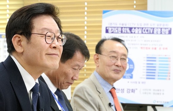 이재명 경기도지사가 집무실에서 경기도의료원 수술실 CCTV설치 시범운영에 따른 토론회를 주재하고 있다.(사진=경기도)