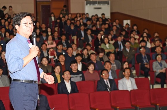 염태영 수원시장이 전남 구례군 섬진아트홀에서 수원시의 정책과 혁신 사례를 소개하고 있다.(사진=수원시)
