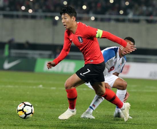 16일 천안종합운동장에서 열린 축구대표팀 평가전 대한민국 대 파나마의 경기에서 손흥민이 수비수를 따돌리고 있다. (사진=연합뉴스)