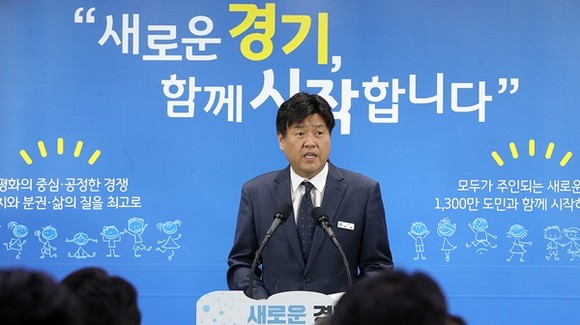 17일 오전 경기도청 브리핑 룸에서 김용 경기도대변인이 삼성전자 이산화탄소 누출사고와 관련해 경기도의 긴급조사 결과 브리핑을 열어 삼성전자를 소방시설법 위반으로 검찰에 송치하겠다고 밝히고 있다.