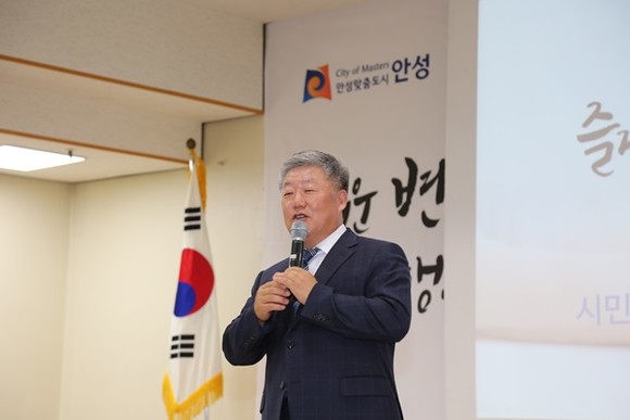 우석제 안성시장이 19일,민선7기 공약 발표 기자회견서 5대 핵심과제를 포함 58개 세부사업을 발표하며 "즐거운 변화 행복한 안성 완성으로 시민의 삶 바꿀 것"이라고 밝히고 있다.(사진=안성시)