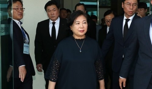 국민연금이 현대그룹 계열사인 현대엘리베이터의 지분을 10% 이상 보유하고 있다고 공시했다. 현대엘리베이터는 현대아산이 포함돼 있는 현대그룹의 유일한 상장사로 주목을 받고 있다. 남북경제협력이 재개, 확대되면 대북 7대사업 독점권을 갖고 있는 현대그룹의 성장이 전망되기 때문이다. 지난 8월 현정은 현대그룹 회장이 남편인 고 정몽헌 회장의 금강산 추모식을 위해 북한지역으로 입경하는 모습. (사진=연합뉴스)