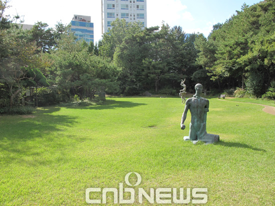 금호시민문화관은 집이면서 공원이자 또 갤러리다. 조각품이 있는 정원 뒤에 집이 있다. (사진=선명규 기자)